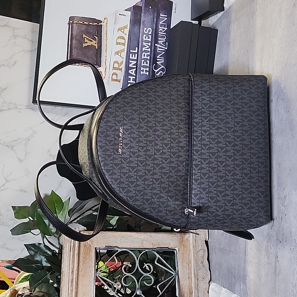 Michael Kors brand Sheila backpack - Picture 1 of 12